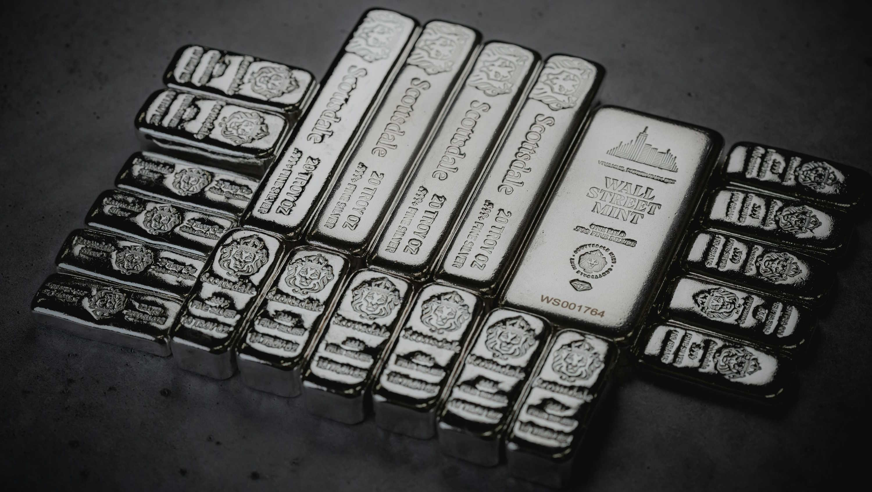 Hopeaharkkoja ja kolikoita – hopean hinta sijoitushopeana